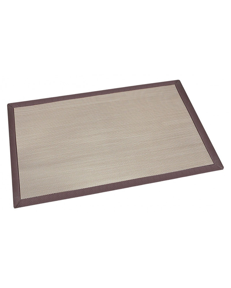 Alfombra de vinilo de fácil mantenimiento, dorso antideslizante.