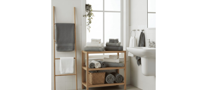 Cómo doblar, guardar y colgar toallas grandes en el baño