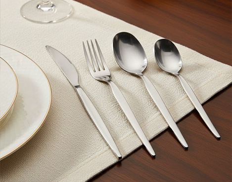 Cuchillos, tenedores y cucharas. Menaje de cocina que combina diseño clásico y actual