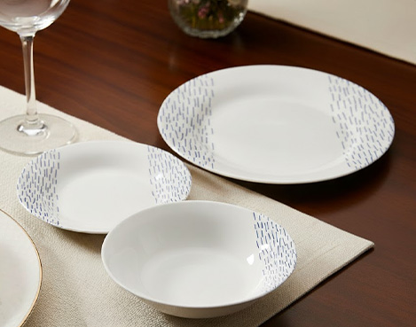 Vajillas con conjunto de platos y fuentes para el servicio de mesa combinando diseño clásico y actual